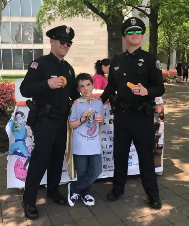 Inspiring Cops Helping Out