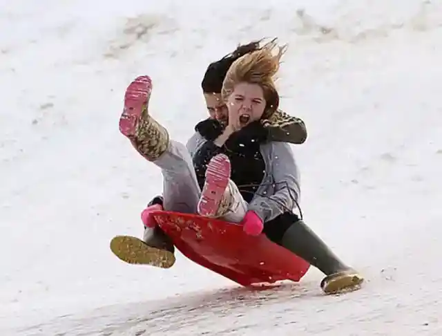予想外の楽しさを共有するそり遊び