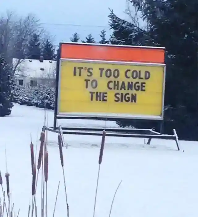 雪の標識のいたずら