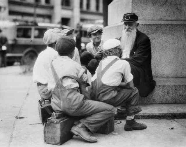 1935 - Stepping Back In Time - A Civil War Veteran Shares His Stories To An Eager Audience