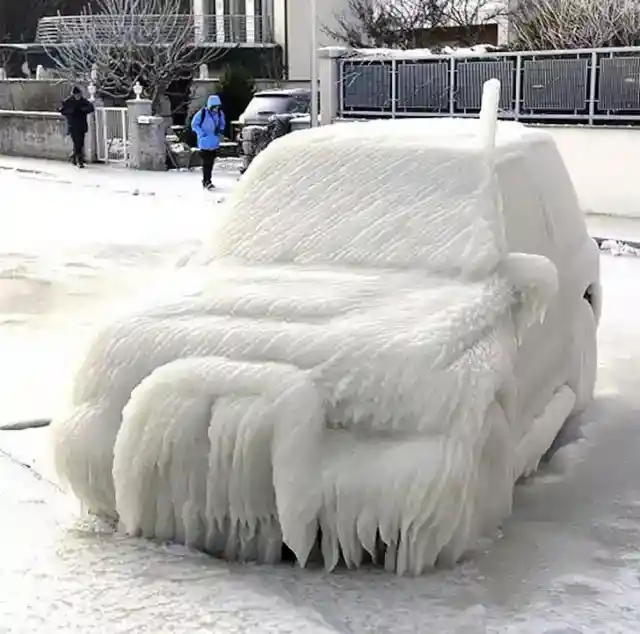凍った車の彫刻
