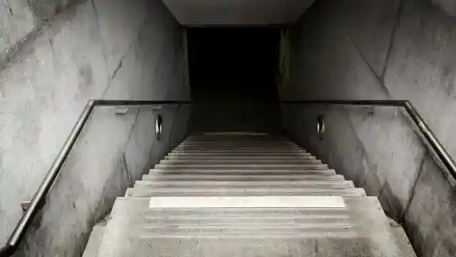계단을 내려가다