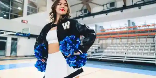 The Cheerleader Laughed at My Weight in Front of the Entire Senior Class – 28 Years Later She Showed up at My Weight-Loss Clinic with a Shocking Confession