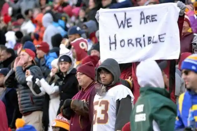 40 Hilarious Signs Spotted At NFL Games
