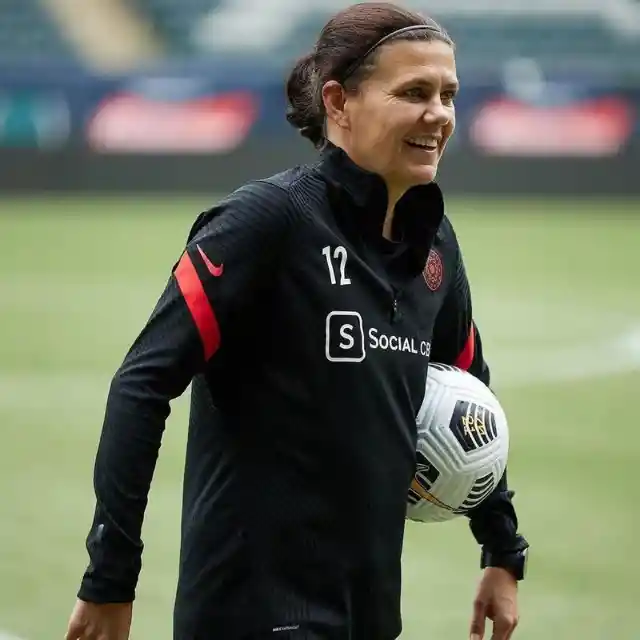 Sinclair lead the 2012 Olympics in scoring. How many goals did she score?