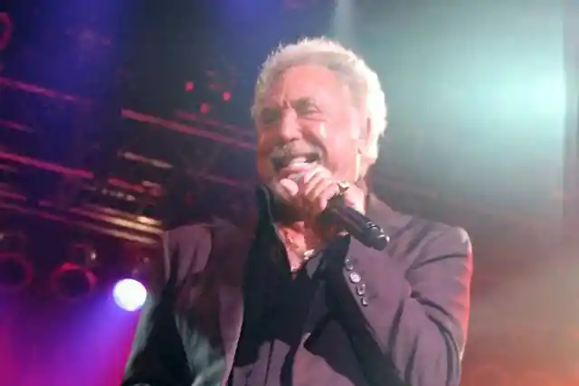 Tom Jones sings the Bond theme