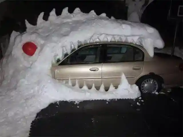 車を食べる雪の恐竜