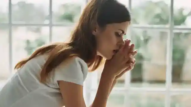 彼女を黙らせる