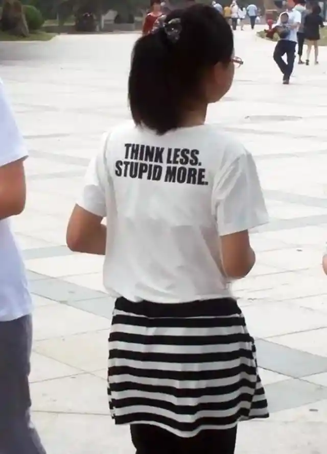 学校のアウトTシャツ