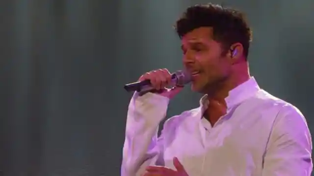Which song by Ricky Martin became a worldwide hit in 1999?