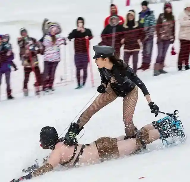 人間を使ったスノーボードのショーストッパー