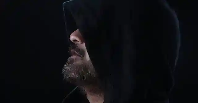 秘密を隠した瞳