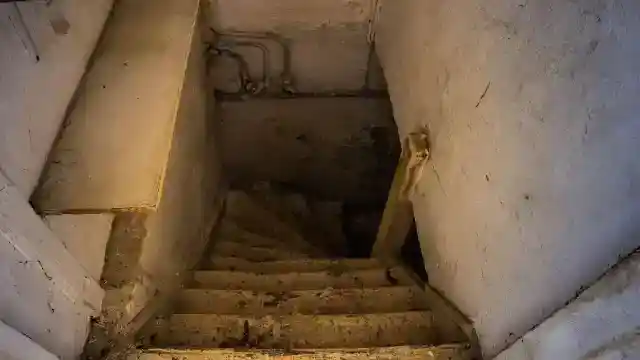 深い地下へ