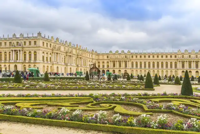 What is the name of the famous French Palace of kings?