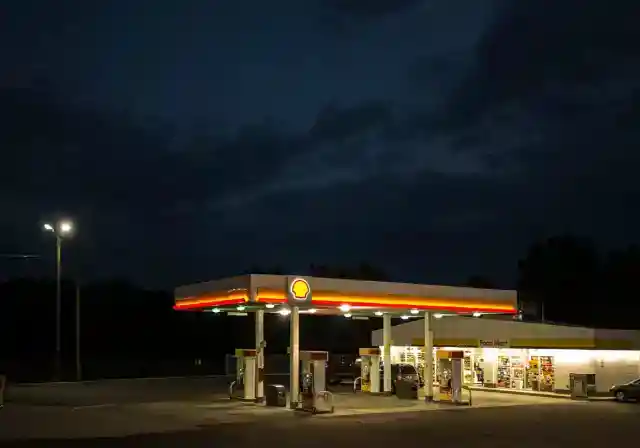 2. ガソリンスタンドの夜