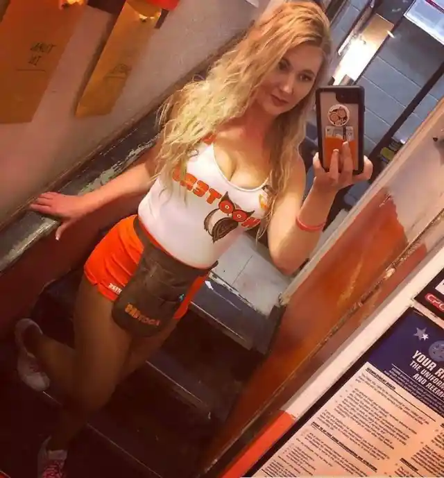 La historia detrás de los shorts naranjas de Hooters