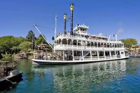 How Does The Mark Twain Riverboat Operate?