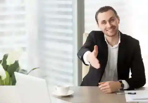 22. 에런: 날카로운 생존자