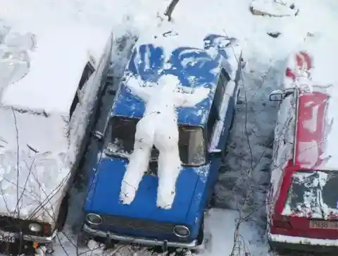 雪だるまの高飛びの跡
