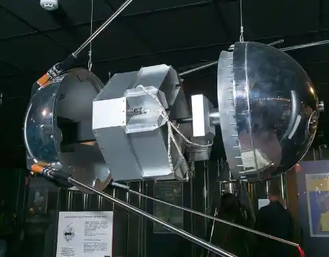 宇宙へ初めて打ち上げられた人工衛星は何だったのか？