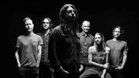 Dave Grohl dei Foo Fighters era originariamente un batterista di quale gruppo?