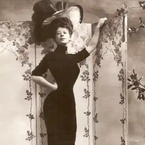 4. Camille Clifford – A Living Ideal