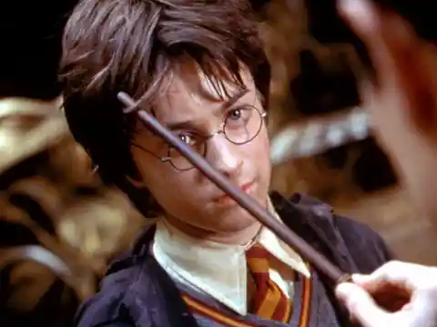 Woher hat Harry Potter seine Blitznarbe?