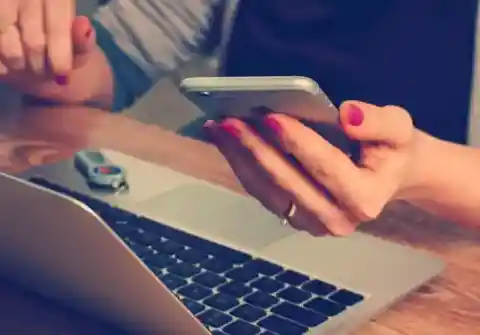 彼女は自分自身を説明している