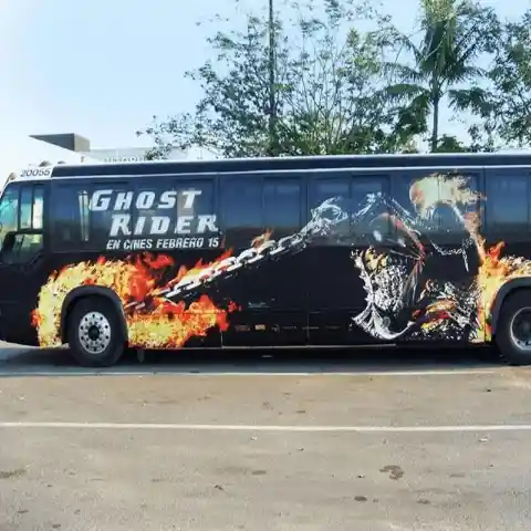 Un Innovador Anuncio Del Autobús De Ghost Rider