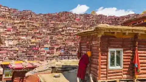 Larung Gar Buddhist Academy, Tibetan