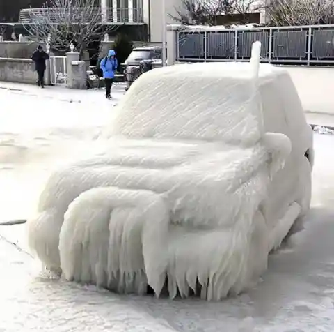 凍った車の彫刻