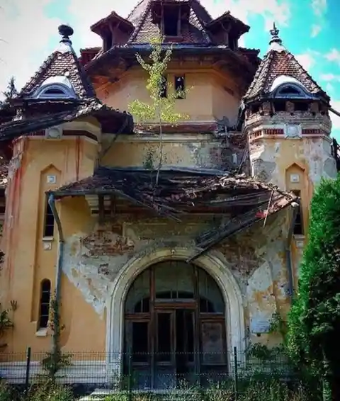 Former Treatment House (Payilionul De Bai) - Baile Govora, Valcea County, Romania