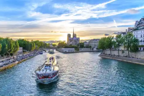 ¿Qué Famoso Río Atraviesa París?