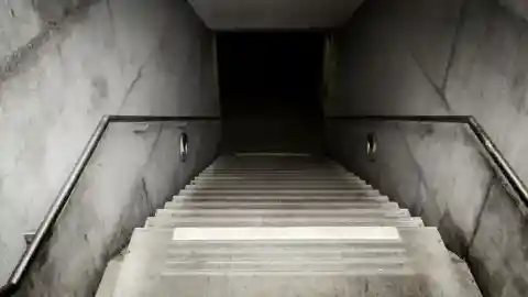 계단을 내려가다