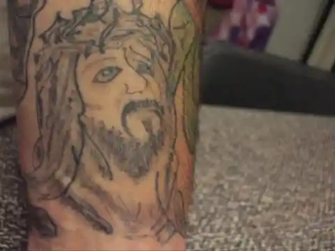 Jésus sauve, mais il ne donne pas de conseils sur les tatouages.