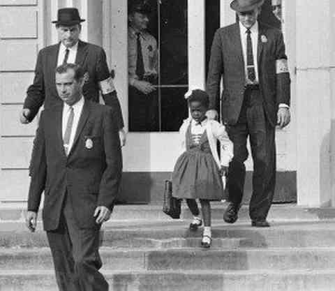 1960 - El primer niña "negra" en asistir a una escuela de "blancos"