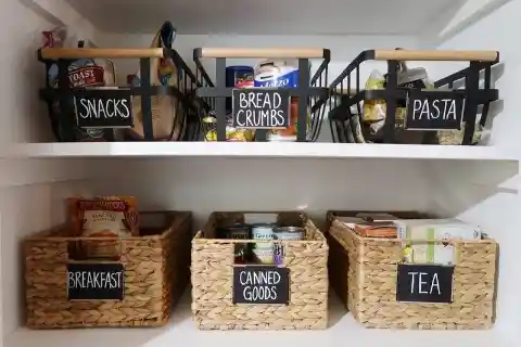 Paniers de rangement et boîtes à chaussures comme organisateurs de garde-manger