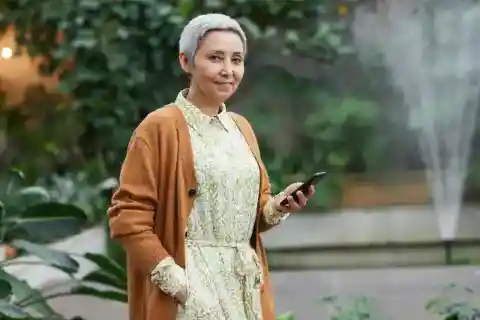 흰머리가 생기셨나요? 감자 껍질이 간단한 해결책이 될 수 있습니다!