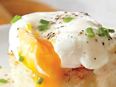 How Do You Poach an Egg the Easy Way?