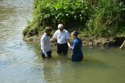 On se fait baptiser quand on est jugé assez âgé