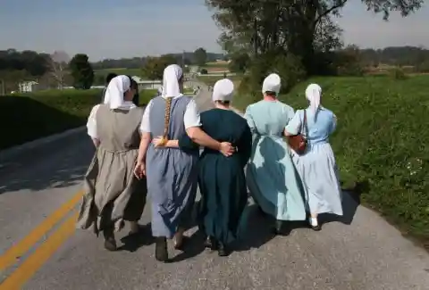 Les femmes portent leur robe de mariée chaque dimanche