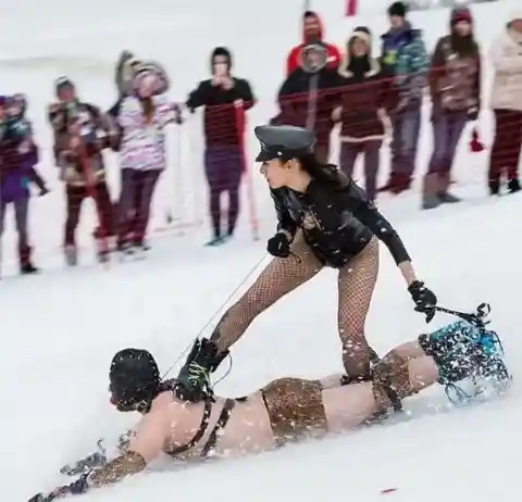 人間を使ったスノーボードのショーストッパー