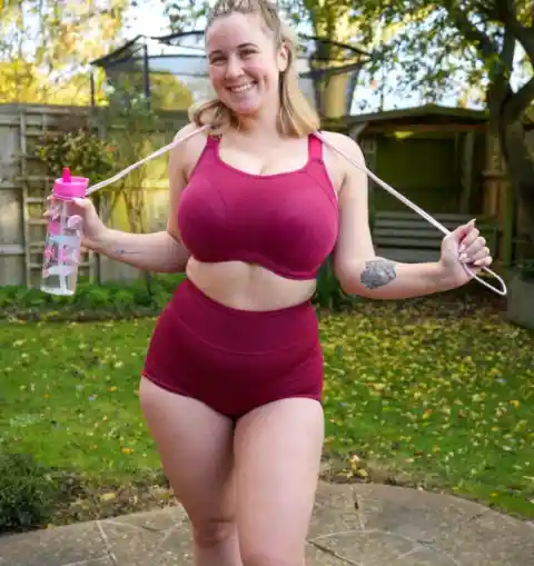 7. Ashley (@boobs.bounce)